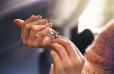 Thumbnail for article: Last van gele nagels? Dit kunnen de redenen zijn