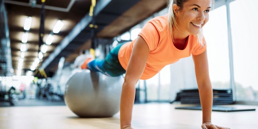 3-oefeningen-met-de-fitnessbal-voor-mooi-gevormde-billen_img900.jpg