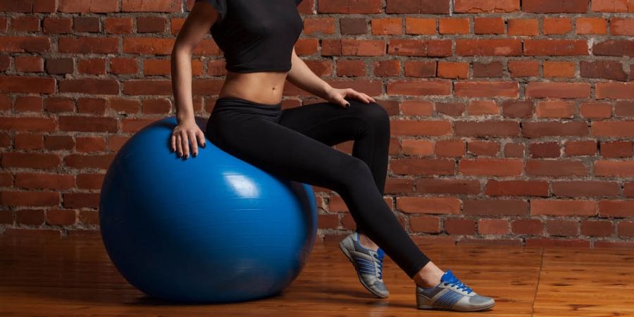 5-redenen-waarom-je-echt-regelmatig-op-een-fitnessbal-moet-zitten_img900 (1).jpg