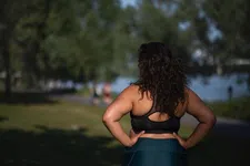 Thumbnail for article: Doen je borsten pijn tijdens het hardlopen? Dit kunnen de oorzaken zijn