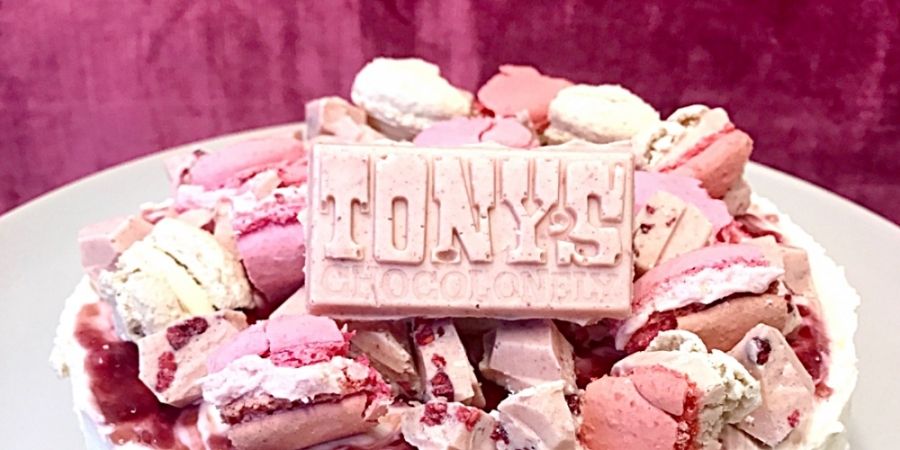 Taart-met-Tony-s-Chocolonely-framboos-knettersuiker-macarons-champagne-en-lange-vingers_img900.jpg