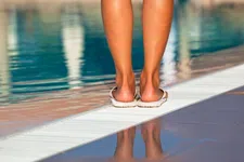 Thumbnail for article: Helpen slippers tegen voetschimmel in openbare zwembaden?