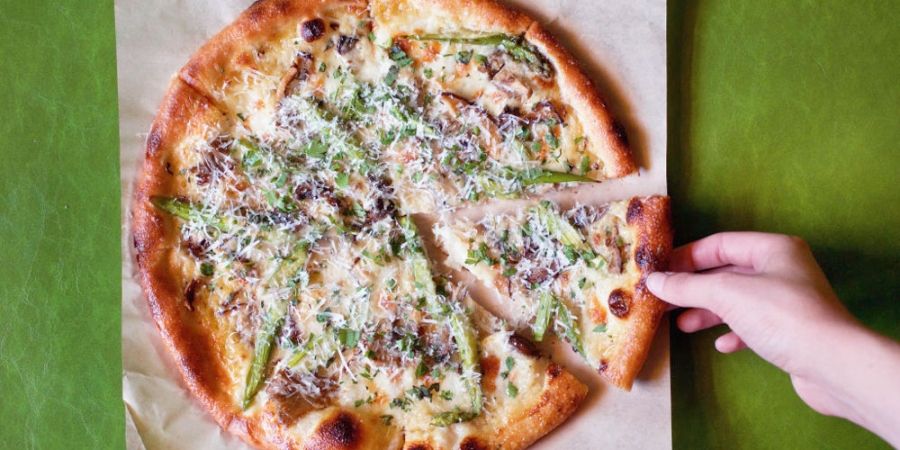 Vegan-recept-pizza-met-kikkererwtendeeg_img900.jpg