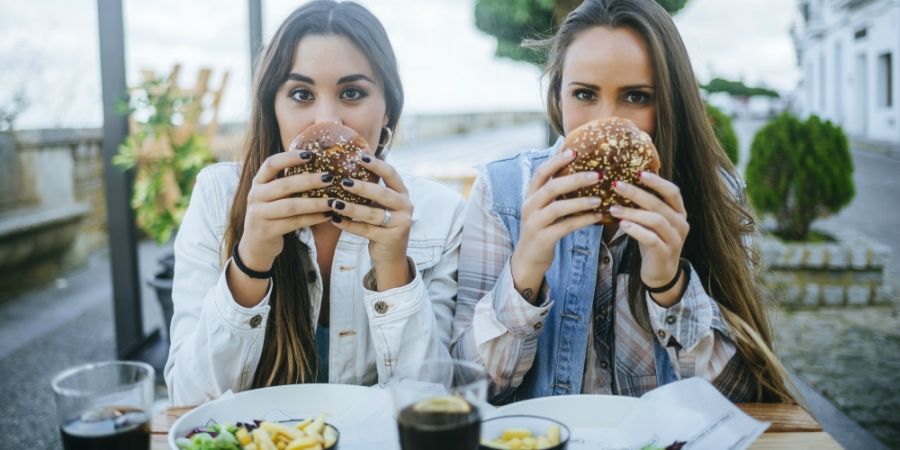 10-dingen-die-je-herkent-als-je-als-vegetarier-af-en-toe-vlees-eet_img900.jpg