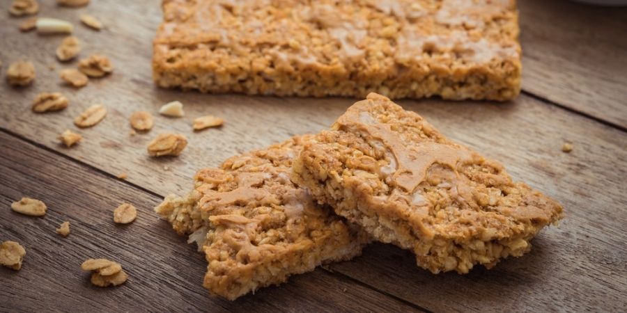 Gezonde-snack-energiereep-met-pindakaas-en-banaan_img900.jpg