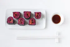 Thumbnail for article: Makkelijk en súpermooi: roze sushi maken