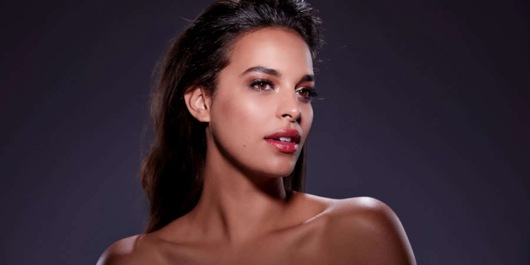 Rahima-Dirkse-make-up-en-perfect-haar-is-niet-bepalend-om-goed-in-mijn-vel-te-zitten_img900.png