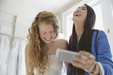 Thumbnail for article: 9 vragen die je NOOIT moet stellen aan je vriendin die gaat trouwen