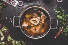 Thumbnail for article: Dit zijn de gezondheidsvoordelen van bottenbouillon