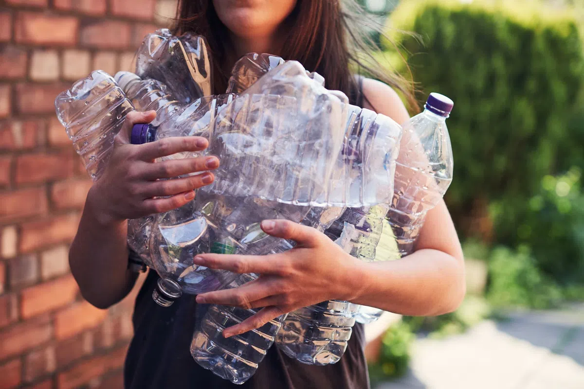 Dit is waarom je altijd de onderkant van je plastic flesje moet checken