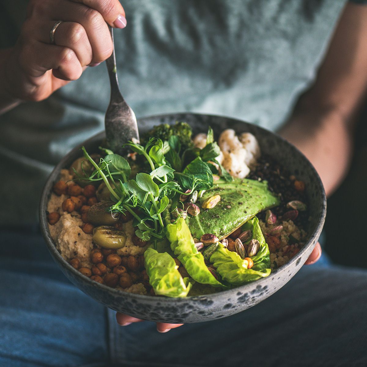 hummus-bowl-met-kikkererwten-geroosterde-bloemkool-en-avocado-vegan.jpg