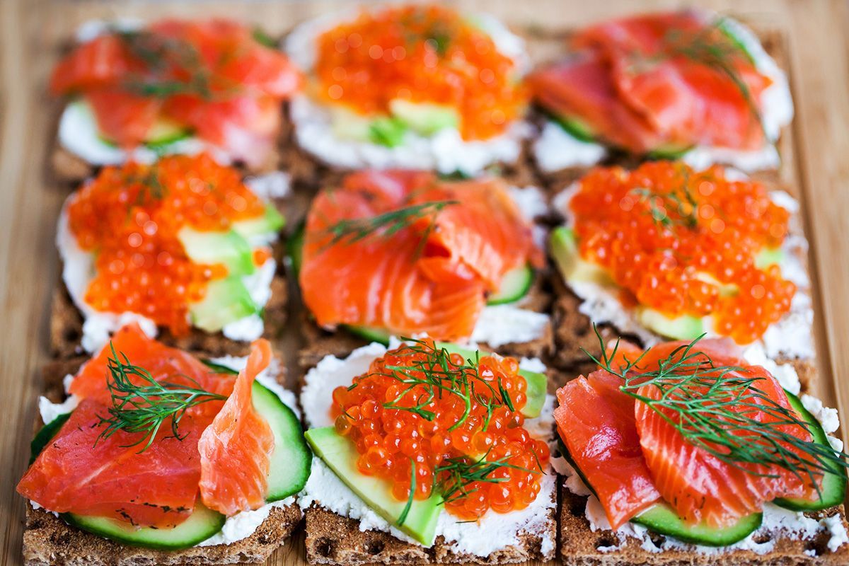 Gezond borrelhapje recept toast zalm huttenkase komkommer.jpg