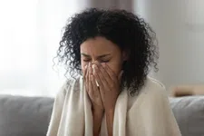 Thumbnail for article: Wat is beter bij verkoudheid: je neus ophalen of snuiten?