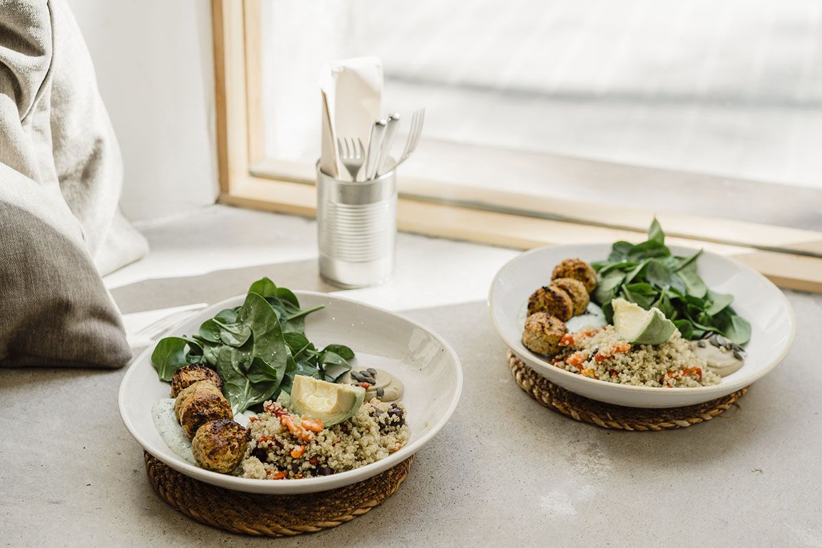glutenvrij-recept-quinoa-bowls-avocado-spinazie-vegaballetjes.jpg
