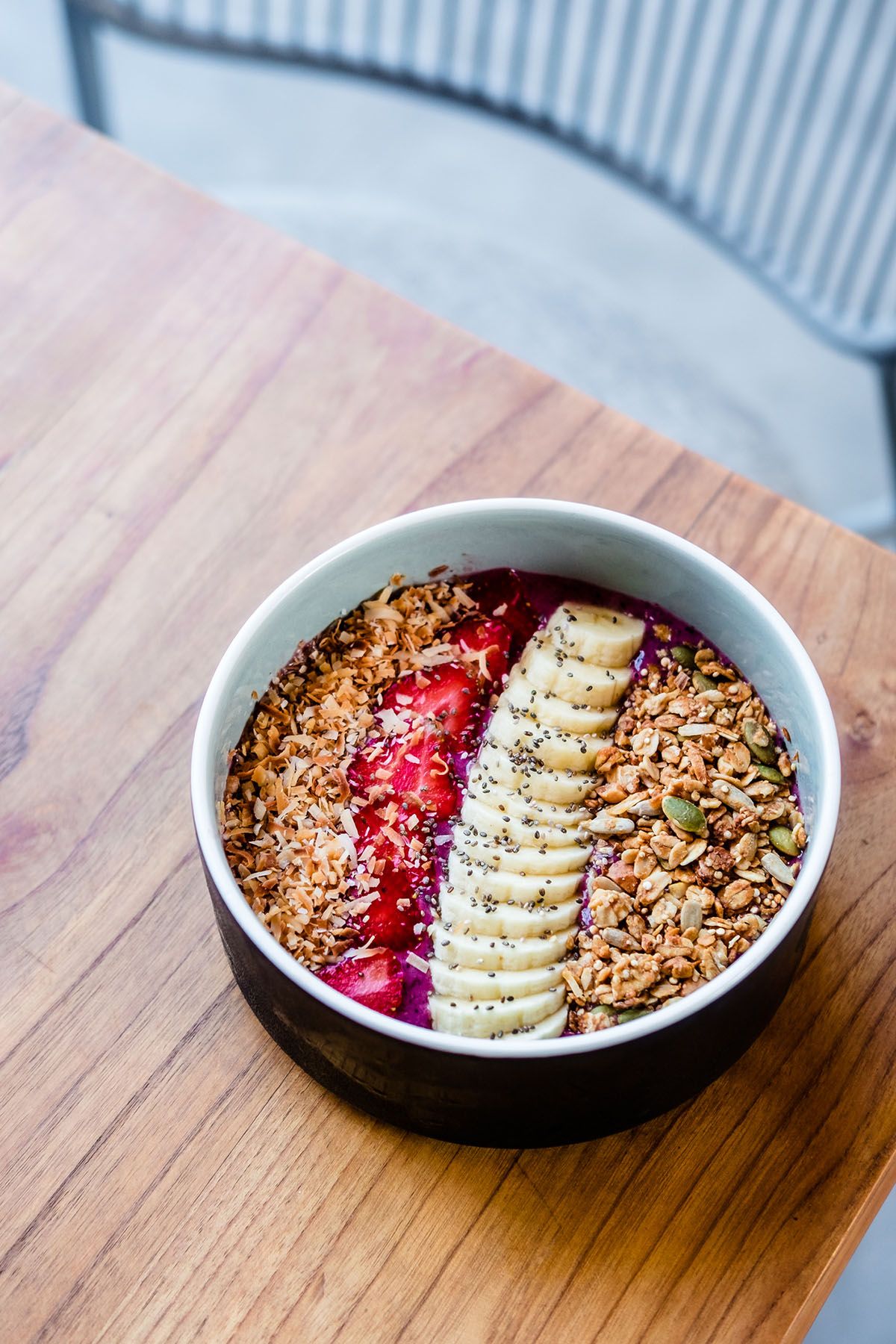 gezond-ontbijtrecept-acai-bowl-banaan-granola-aardbeien.jpg