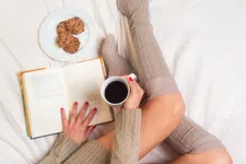 Thumbnail for article: Wel of geen sokken in bed? Zo slaap je het best in de herfst en winter