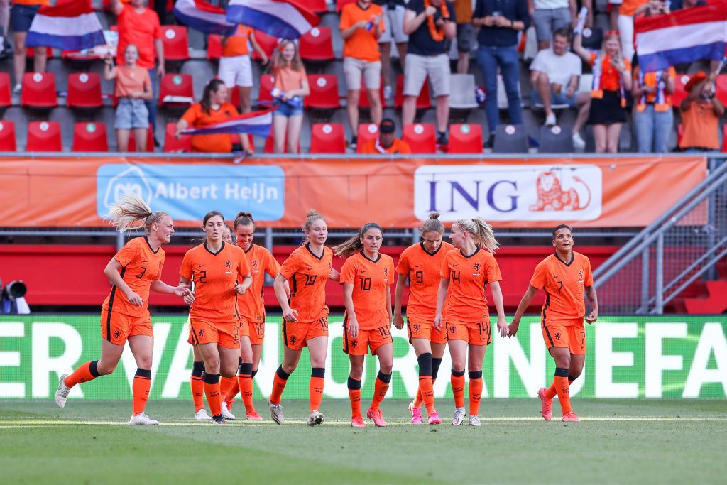 oranje vrouwen.jpg