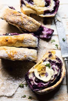 Thumbnail for article: Recept: Breekbrood met blauwe bessen en citroen