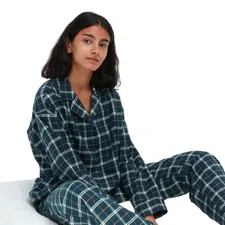 Thumbnail for article: 6 cozy pyjama’s om je favoriete serie in te bingen op de bank