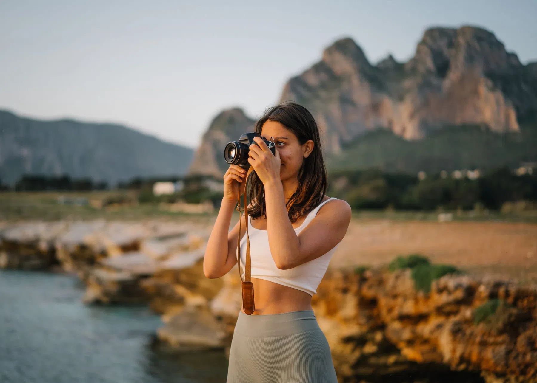 vrouw die fotos maakt met digitale camera