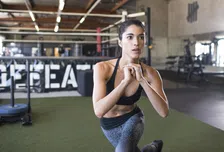 Thumbnail for article: Van leg swings tot squats: dit is de perfecte dynamische warming-up voor je legday