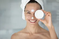 Thumbnail for article: Dit gebeurt er als je skincare en make-up draagt dat over de datum is
