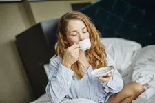 Thumbnail for article: Feit of fabel: krijg je kleinere borsten als je veel koffie drinkt?