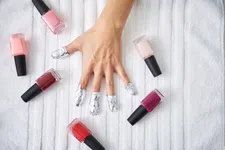 Thumbnail for article: Geen tijd voor een manicure? Zo verwijder je zelf thuis gellak van je nagels