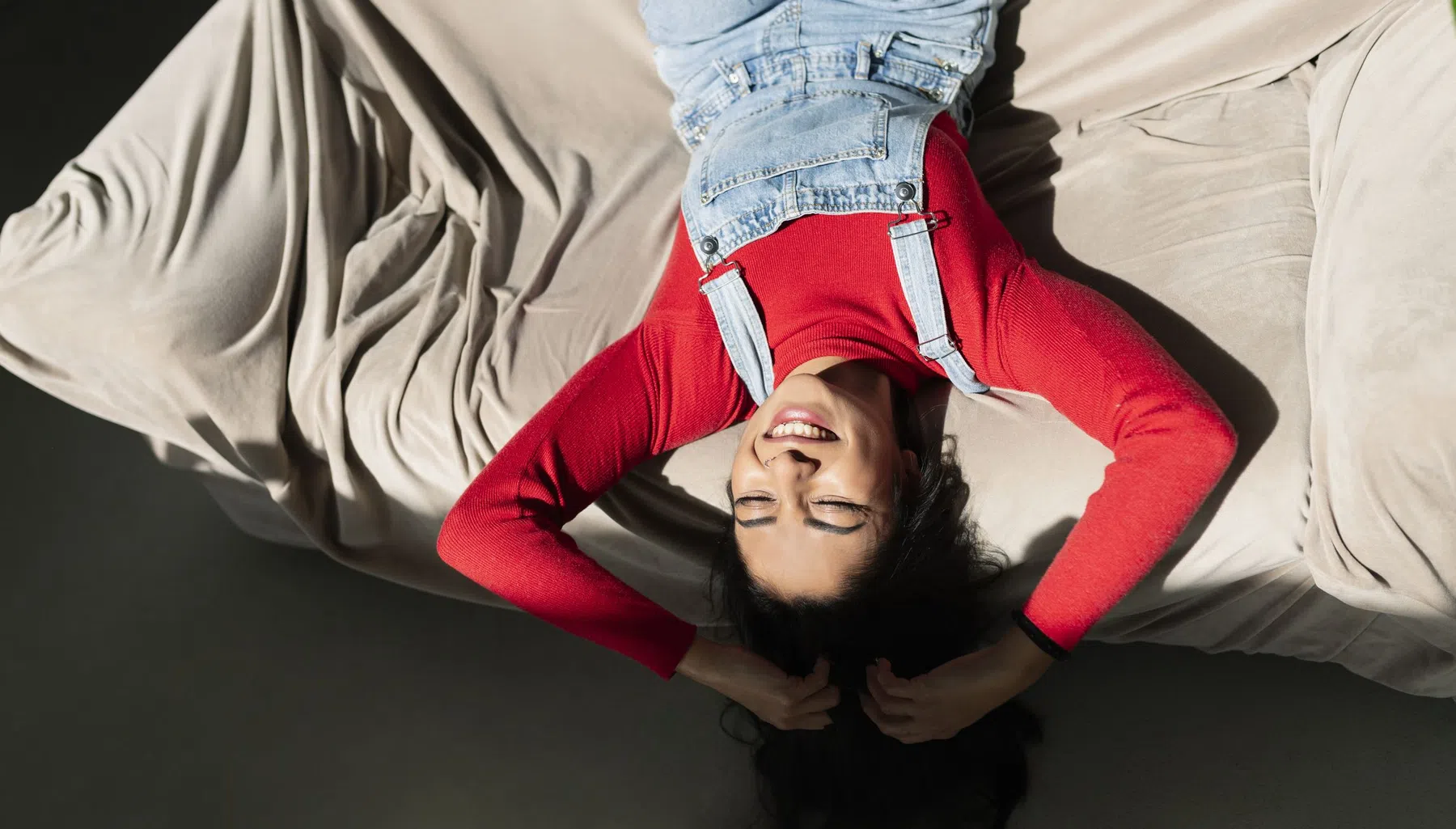 Buitenkleding op schone bed