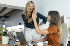 Thumbnail for article: Is een hechte band met een collega wel goed voor je carrière?