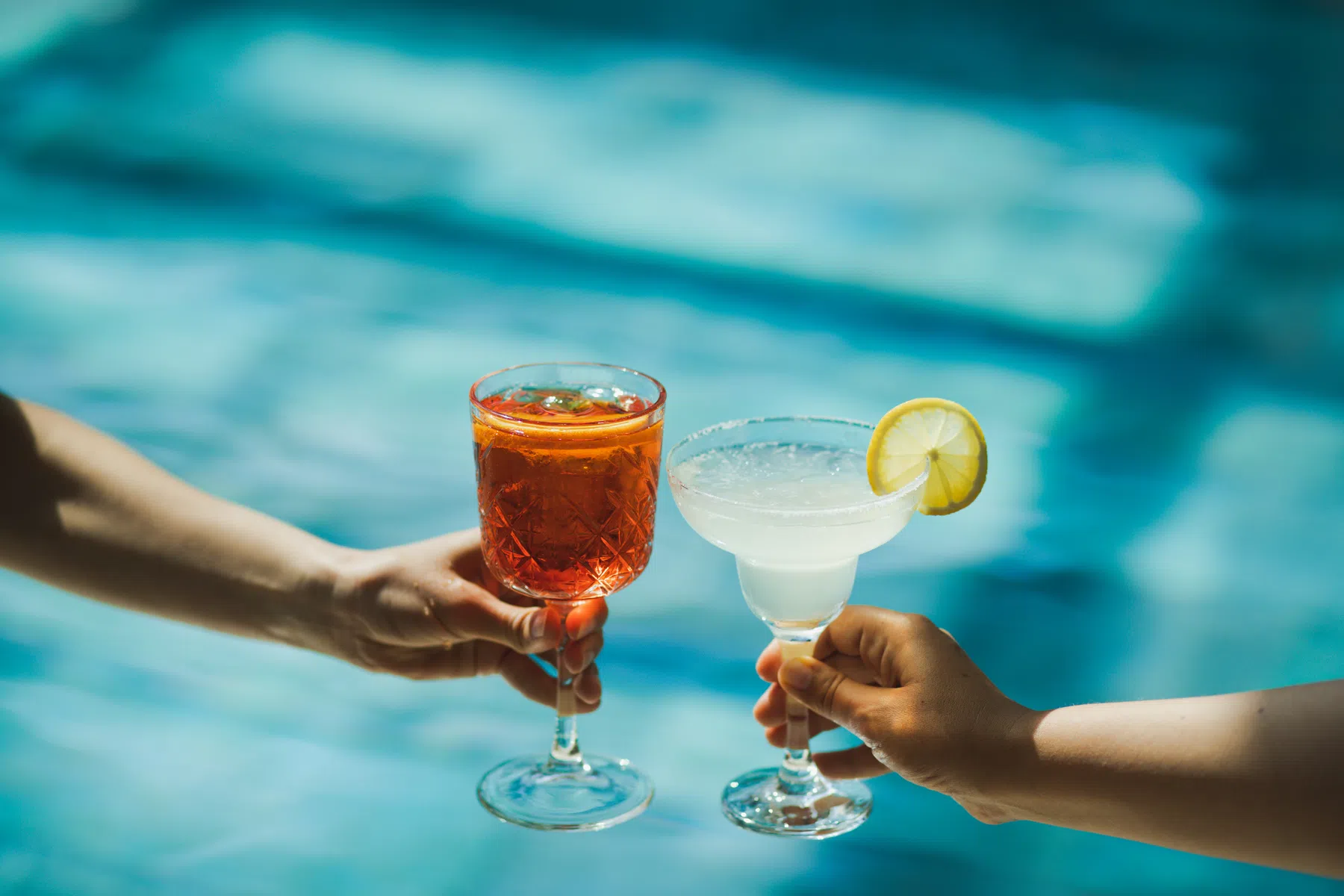 De zomer en terrasjes! Zo drink je minder alcohol deze zomer