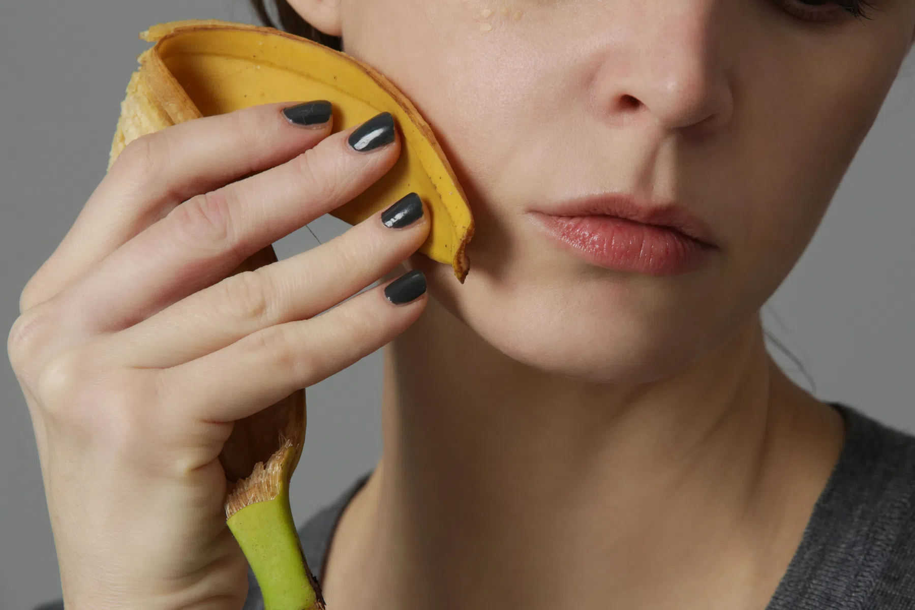 Je gezicht insmeren met een bananenschil: hoe effectief is het echt?