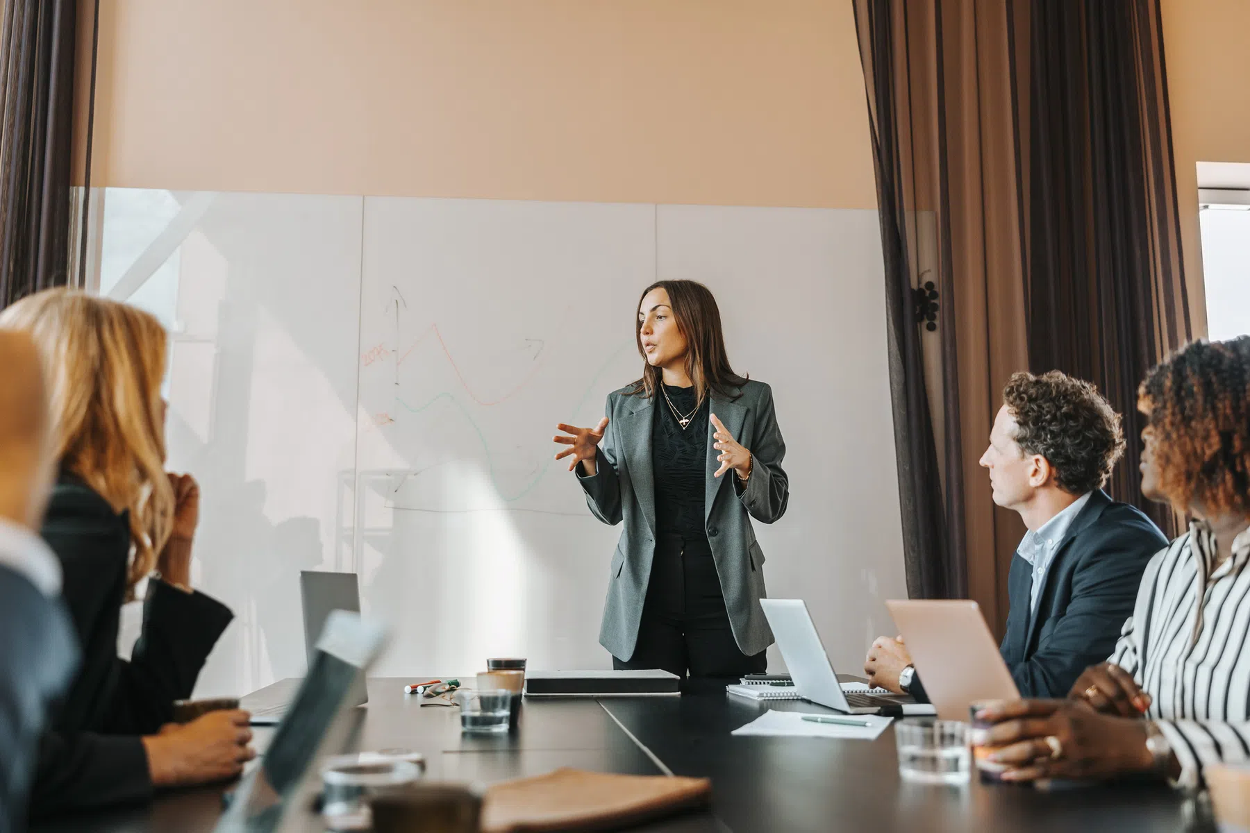 Vrouwen hebben minder betaald werk en voelen zich minder gezond dan mannen