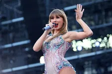 Thumbnail for article: Taylor Swift verdient naast zangeres ook titel ‘atlete’ vindt vriend Travis Kelce
