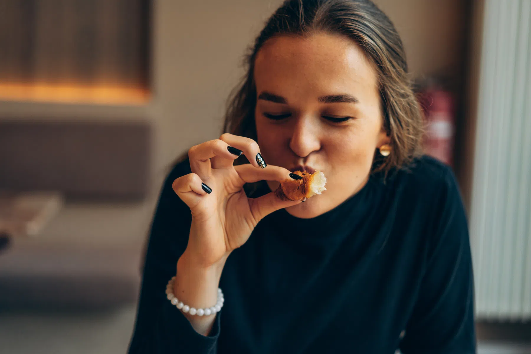 Food noise: waarom je steeds aan eten denkt (en hoe je je hoofd stiller maakt)