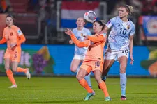 Thumbnail for article: Een kopbal is schadelijker voor vrouwen (en da's niet onze schuld)