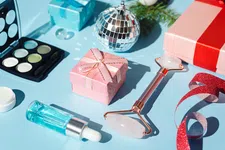 Thumbnail for article: Voorbereid de feestdagen in: deze huid- en make-upproducten geven je een glow