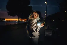 Thumbnail for article: App me als je thuis bent: in deze documentaireserie doen slachtoffers hun verhaal