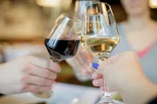 Thumbnail for article: Rode of witte wijn: wat is nu eigenlijk gezonder? Dit zeggen experts