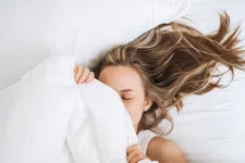 Thumbnail for article: Lukt het niet om in slaap te vallen? Dit zijn 7 tips voor je avondroutine