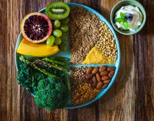 Thumbnail for article: Eiwitshakes, low carb en plant-based: is de Schijf van Vijf nog wel van deze tijd?