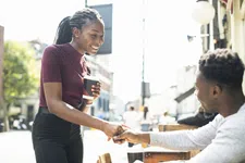 Thumbnail for article: Geen of weinig vrienden? 6 manieren om je sociale leven een boost te geven