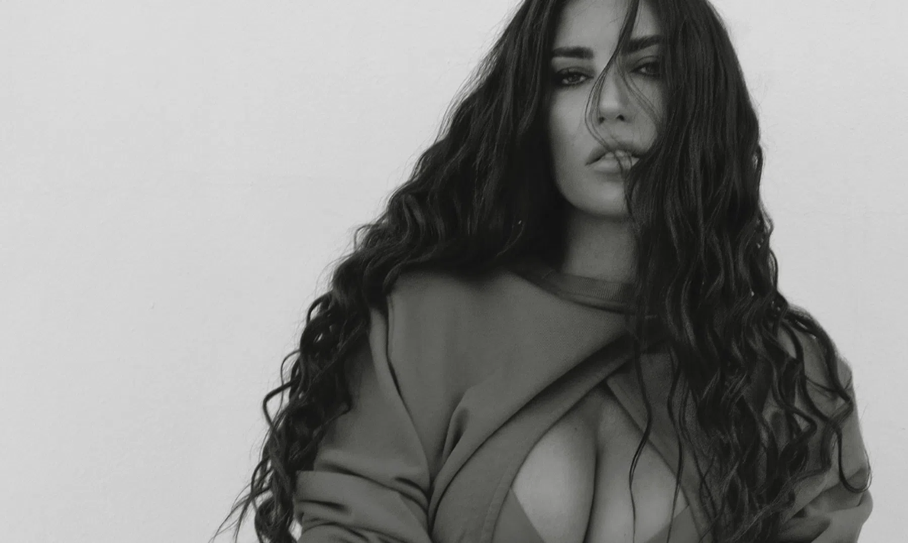 Backstagebeelden van Yolanthe Cabau's covershoot op Ibiza