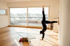 Thumbnail for article: Op weg naar de handstand: probeer deze oefening voor de juiste opbouw