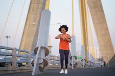 Dagelijks 30 minuten wandelen: dit doet het met je hormonen