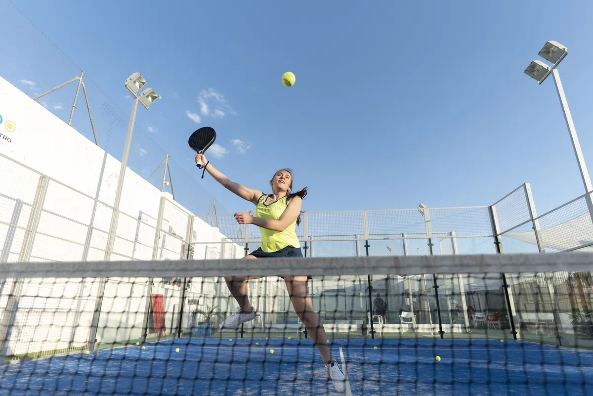 Padel Informatie Padel: wat is het en waarom verschijnt het zelfs op je For You-page?
