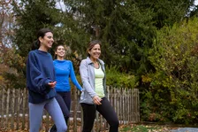 Thumbnail for article: Waarom iedereen ineens aan de wandeltrend 'posture walking' doet en de 5 voordelen