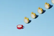 Thumbnail for article: Heb je het gevoel dat je leven te snel gaat? Déze tip helpt je de tijd te vertragen