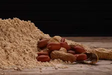 Thumbnail for article: Pindakaaspoeder: is het beter dan de smeervariant, en wat zijn de voordelen?