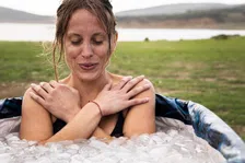 Thumbnail for article: Dit gebeurt er als je als vrouw een ijsbad neemt